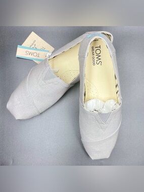 TOMS Slip-On Canvas Flats in Light Gray